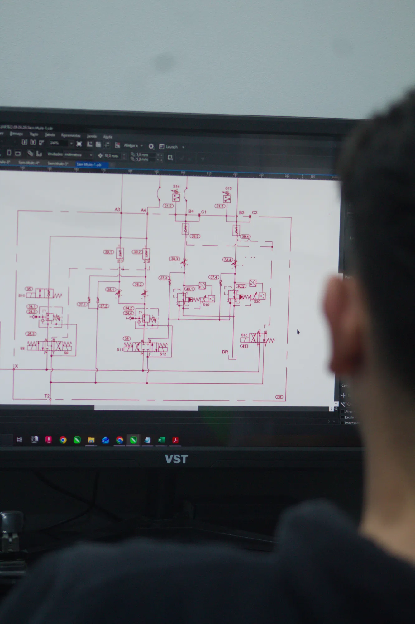 Desenho técnico aberto no computador da engenharia