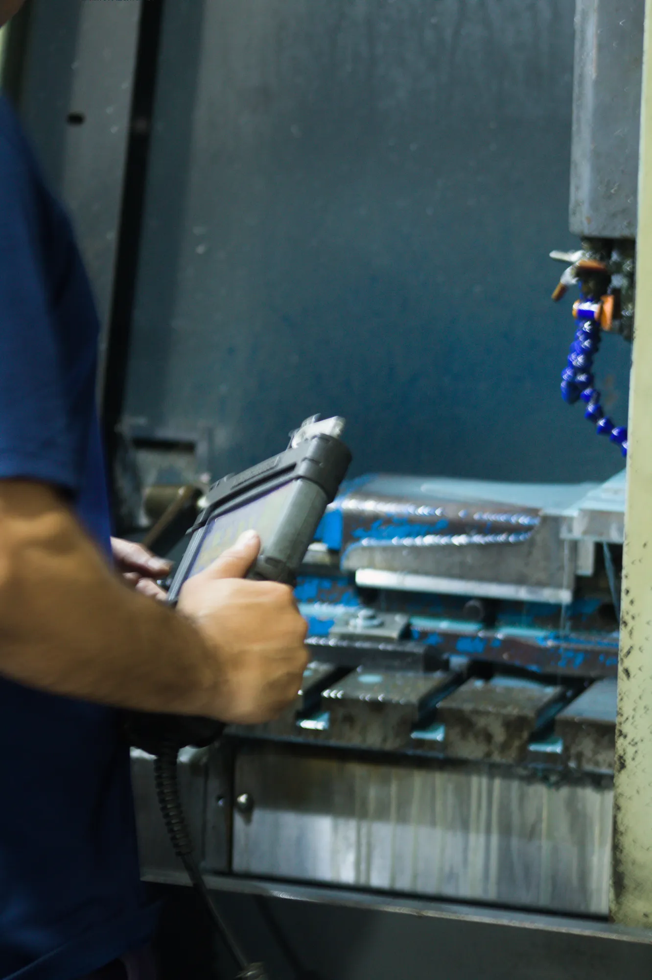 Operador preparando a CNC com o volante eletrônico na mão