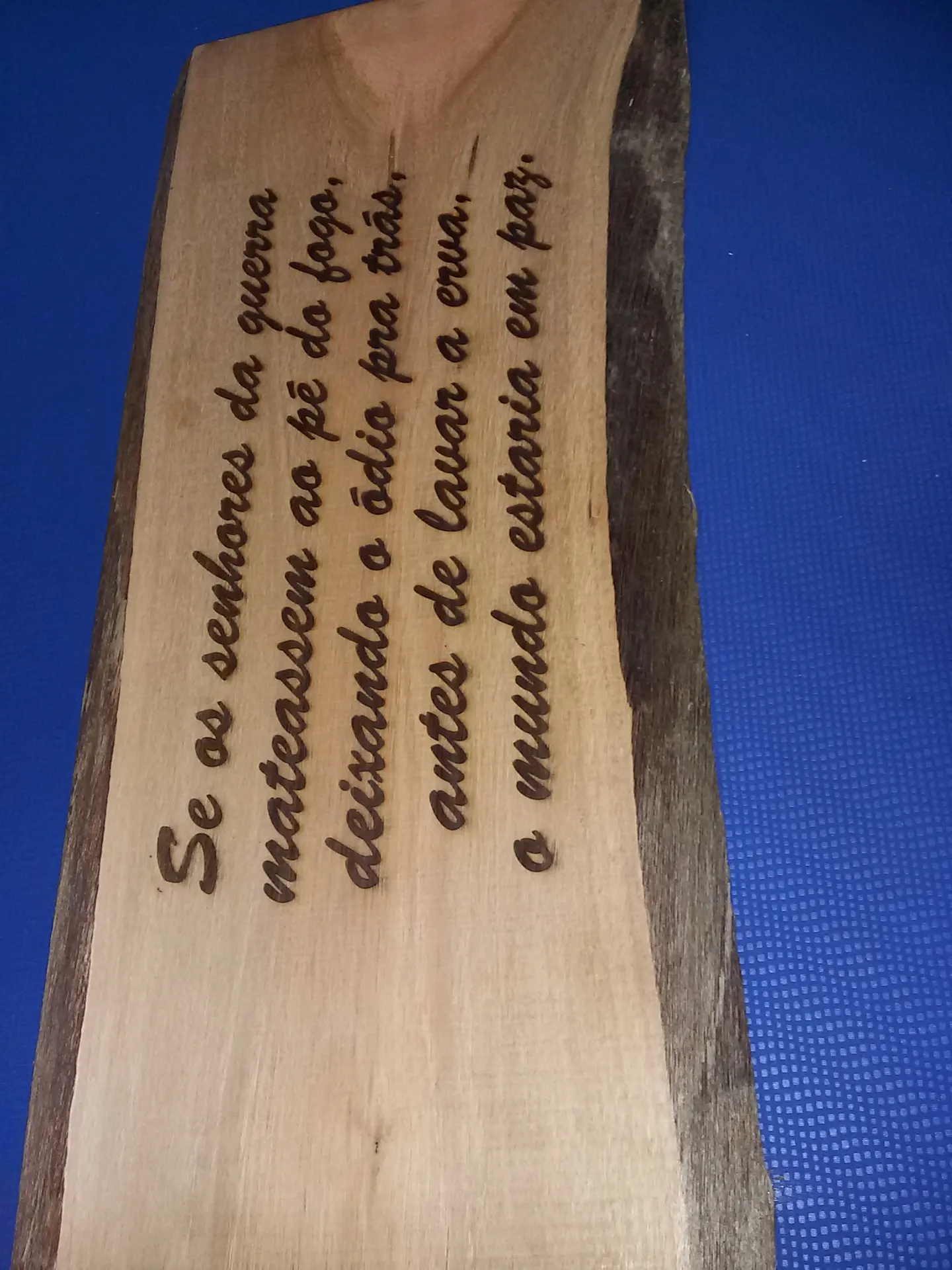 Texto gravado a laser em madeira
