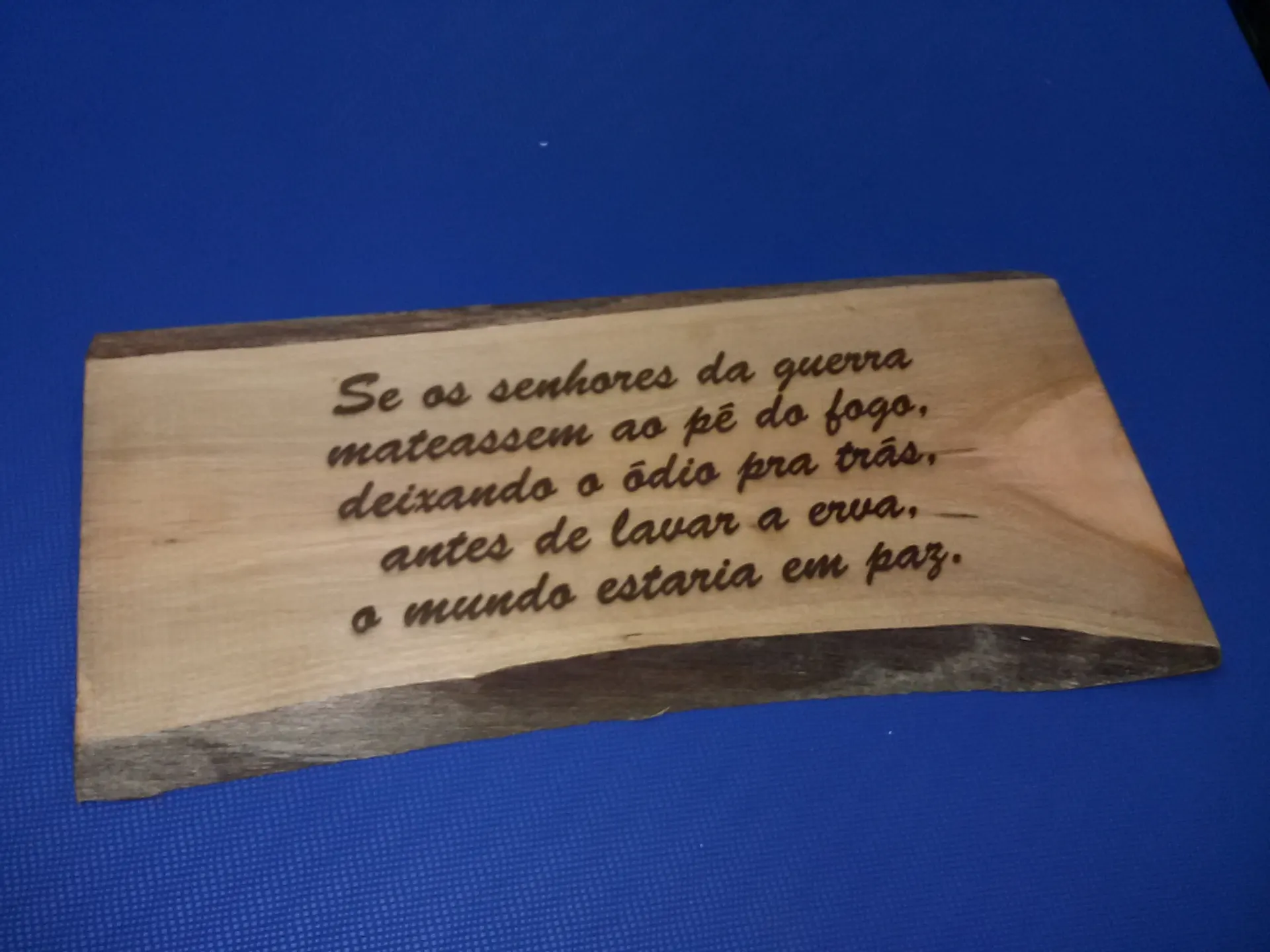 Placa de madeira com texto gravado a laser