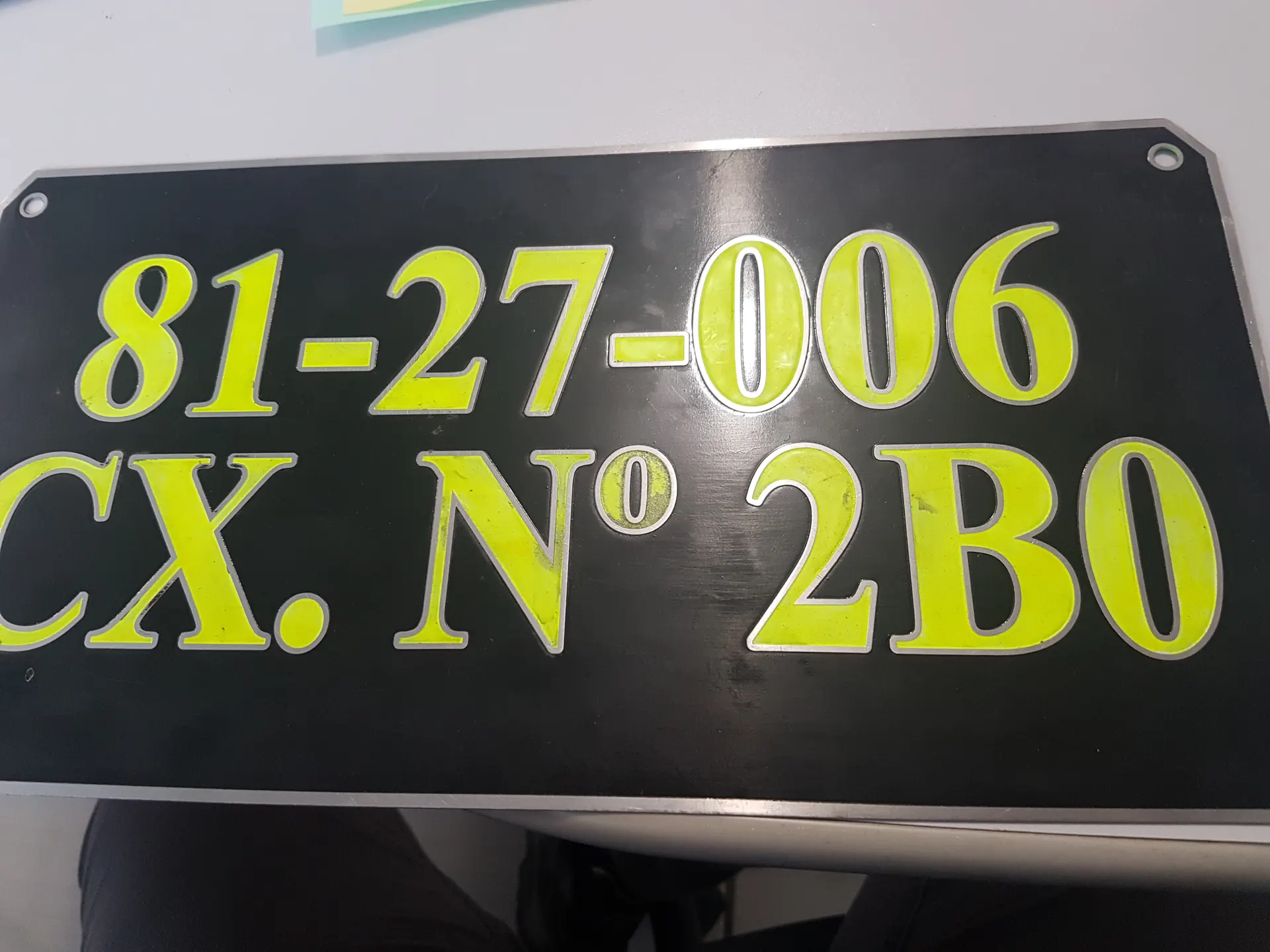 Placa de identificação gravada