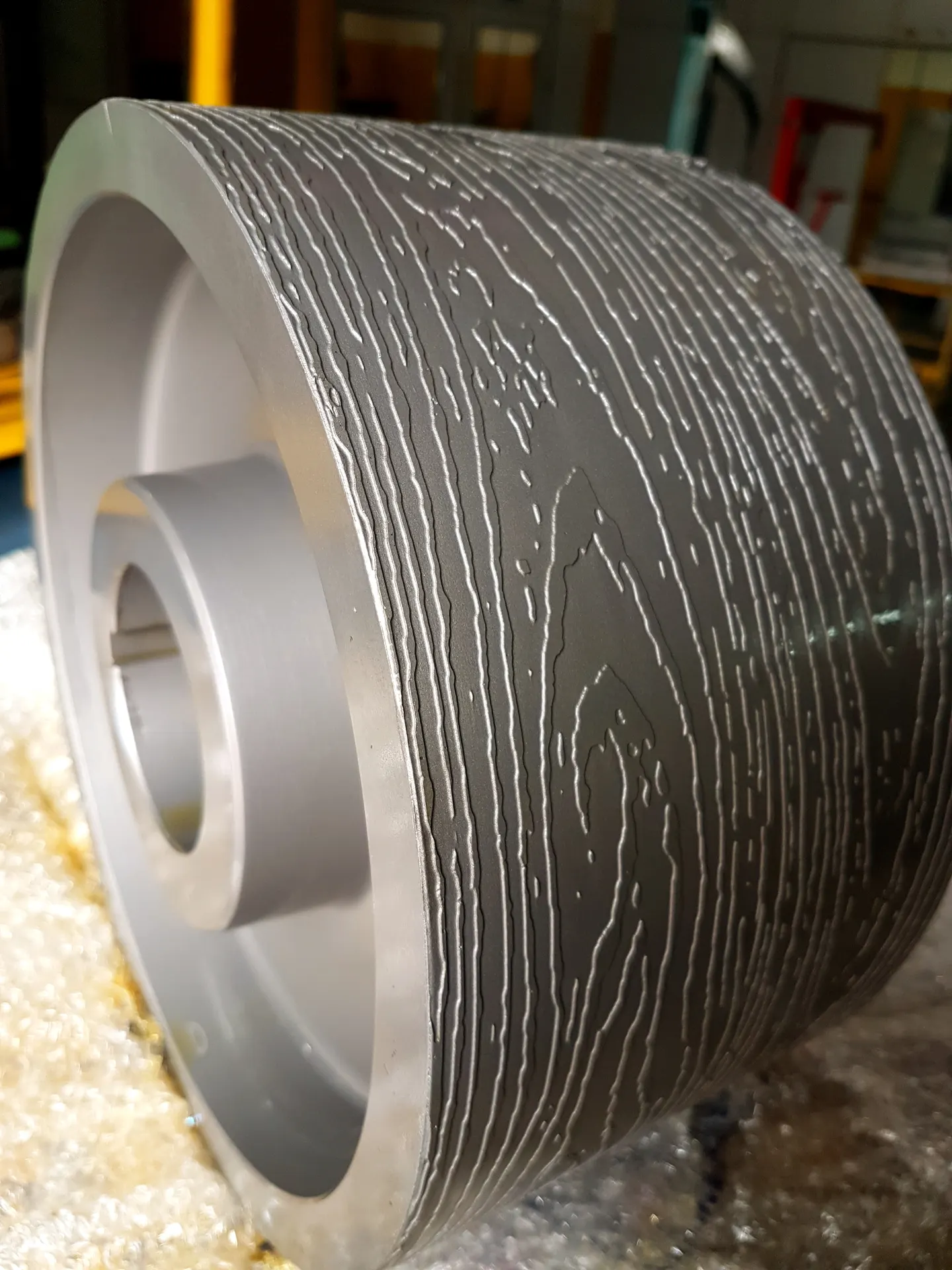 Cilindro gofrador com padrão técnico gravado