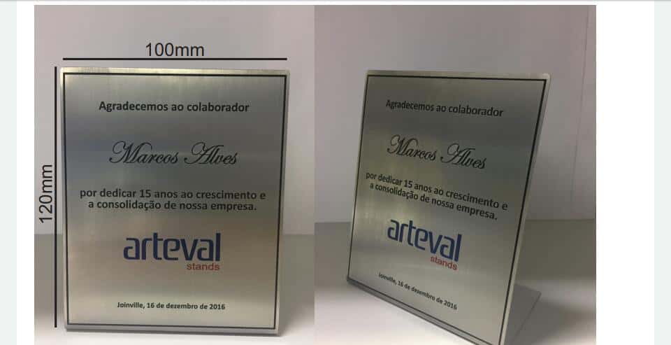 Placa metálica com dobra em L