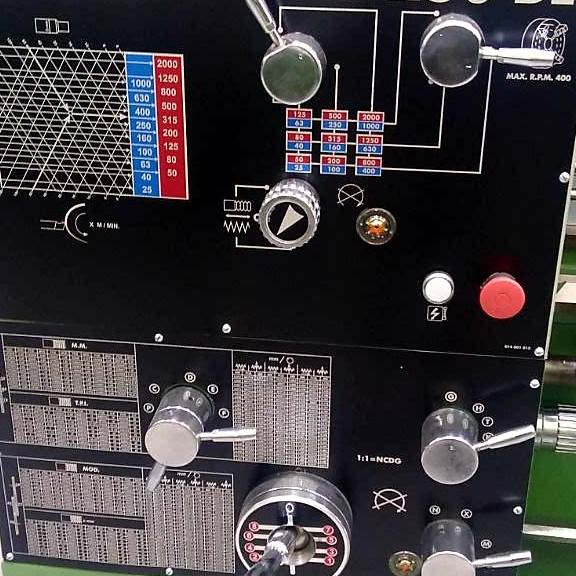 Painel de comando de máquina com legendas e escalas gravadas