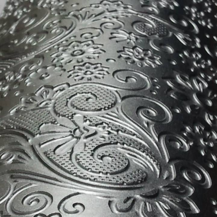 Chapa metálica com textura floral em relevo