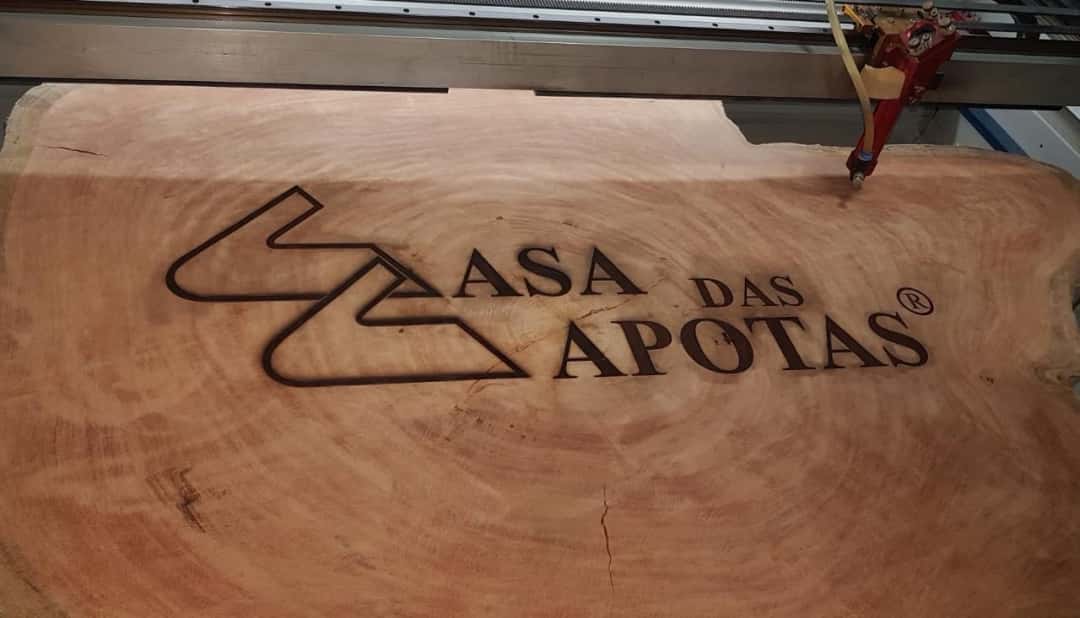 Logotipo gravado a laser em tábua de madeira