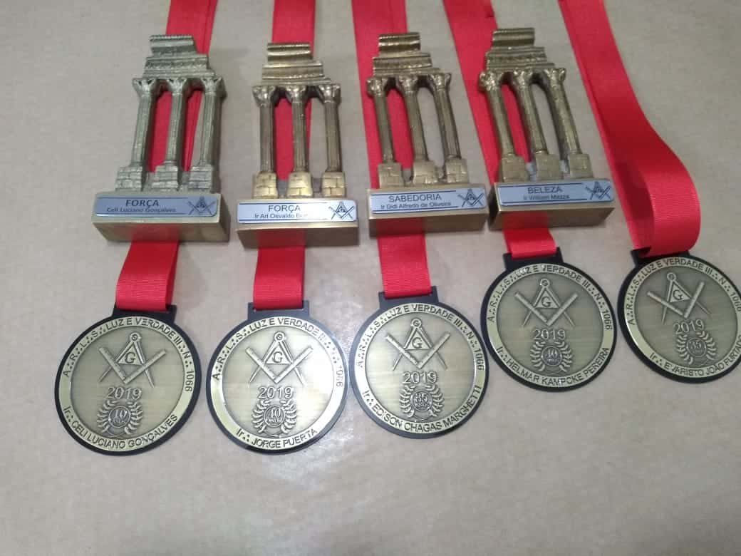 Medalhas em latão envelhecido com gravação individual