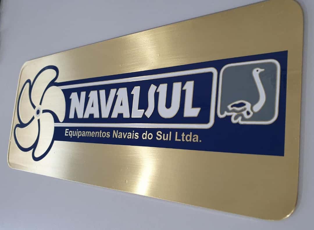 Placa de identificação em latão escovado com logo aplicado em azul
