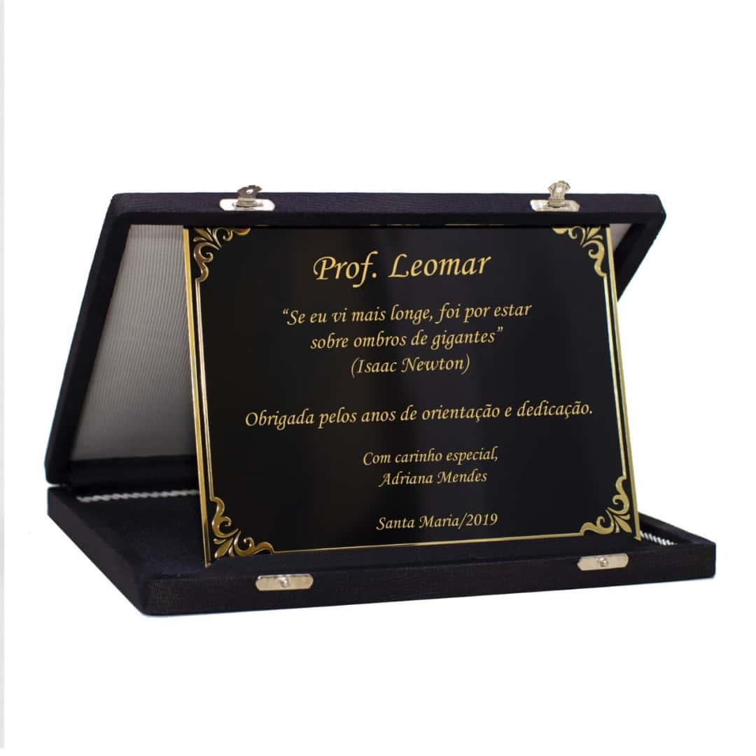 Placa de homenagem em latão gravado, apresentada em estojo forrado