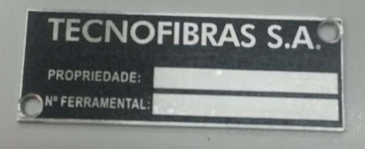 Placa de patrimônio com campos de propriedade e ferramental gravados