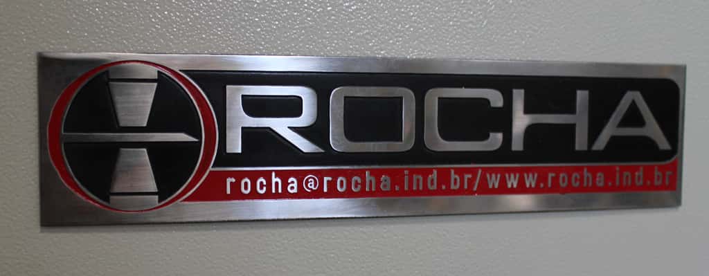 Placa institucional em inox com logotipo recortado e contato gravado