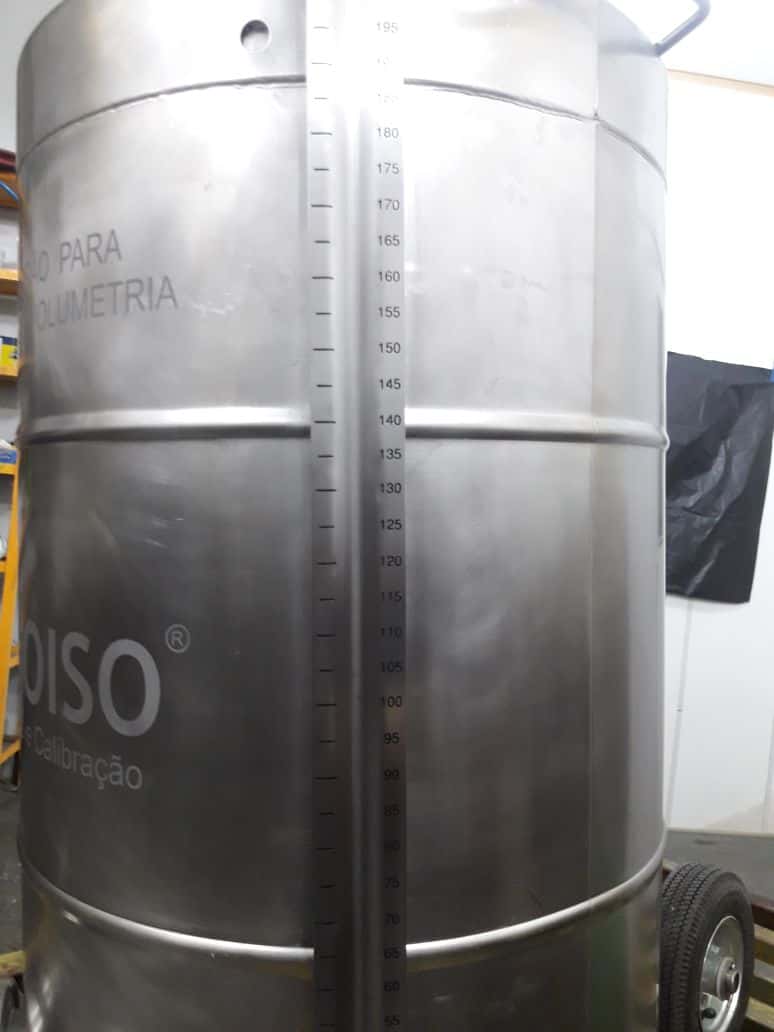 Tanque de inox com escala de nível gravada na lateral