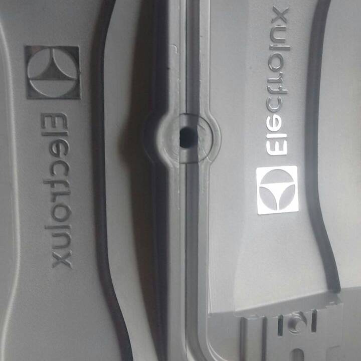 Peça de eletrodoméstico com textura e marca vindas do molde