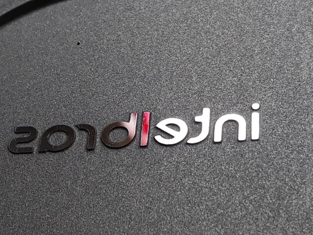 Logotipo em relevo sobre superfície texturizada