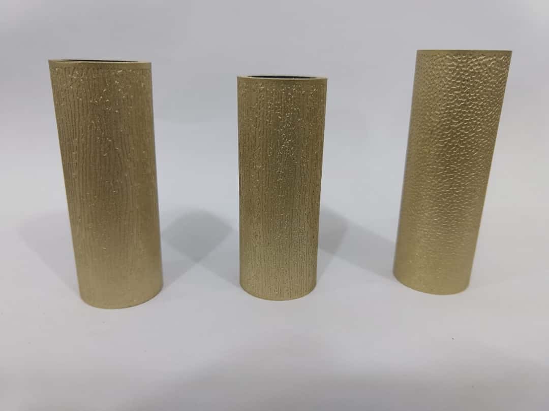 Três tubos com textura gravada em toda a superfície