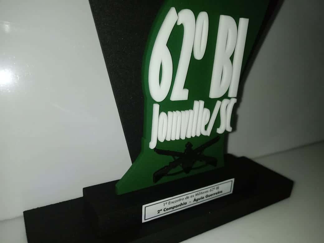 Troféu em acrílico recortado com base preta e gravação