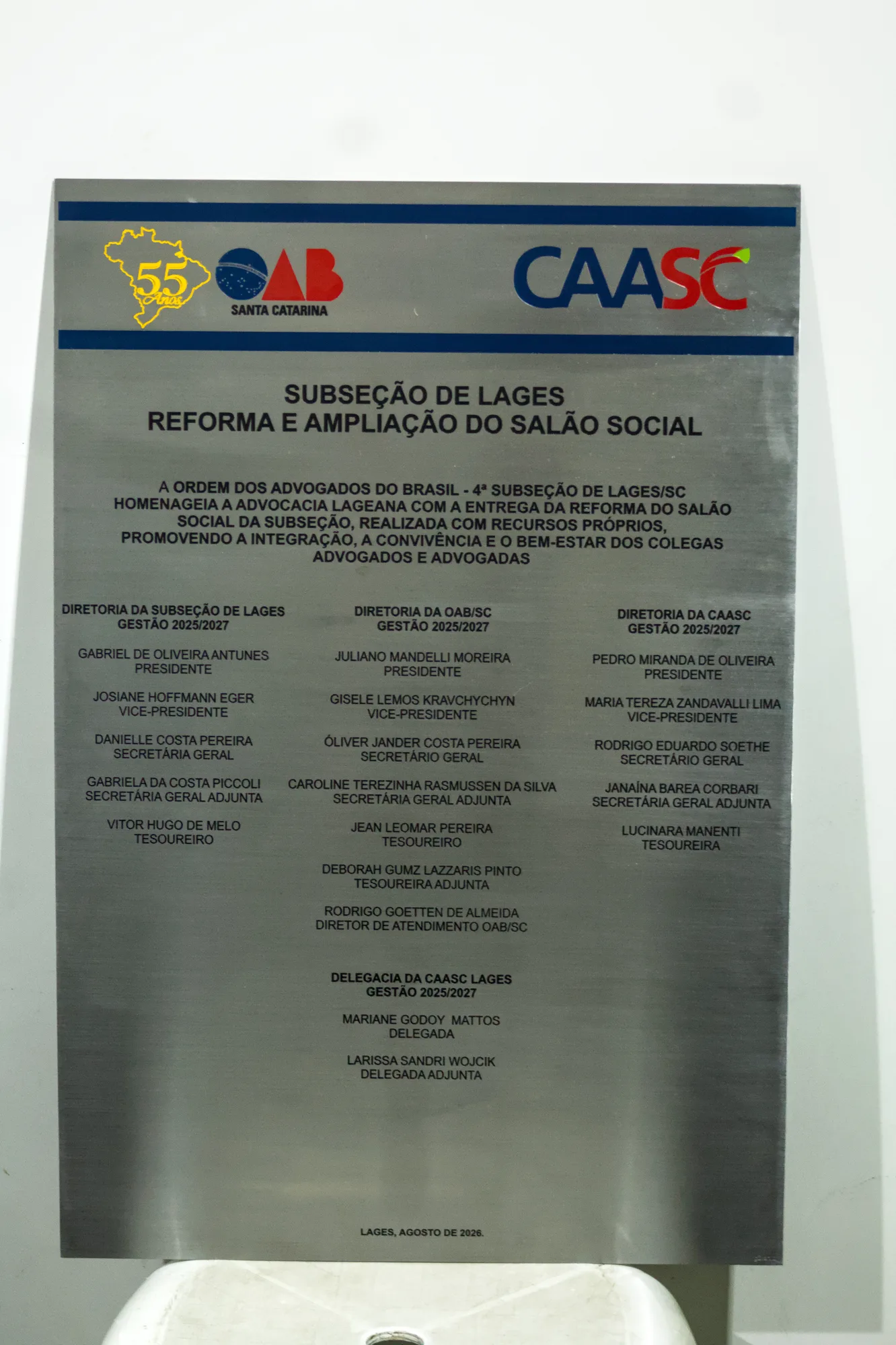 Placa de inauguração em inox escovado com logos aplicados em cor